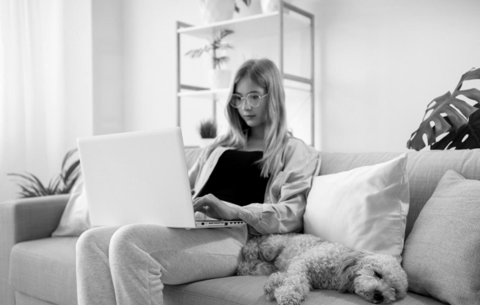 Profesional analizando datos financieros en una sesión de trabajo