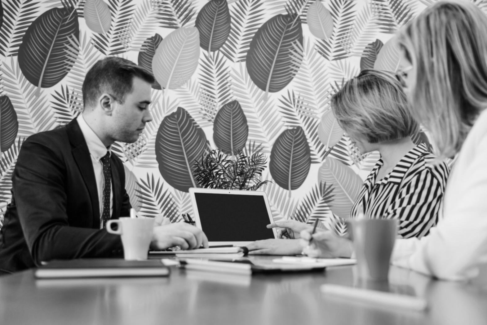 Equipo de consultores financieros trabajando en estrategias empresariales