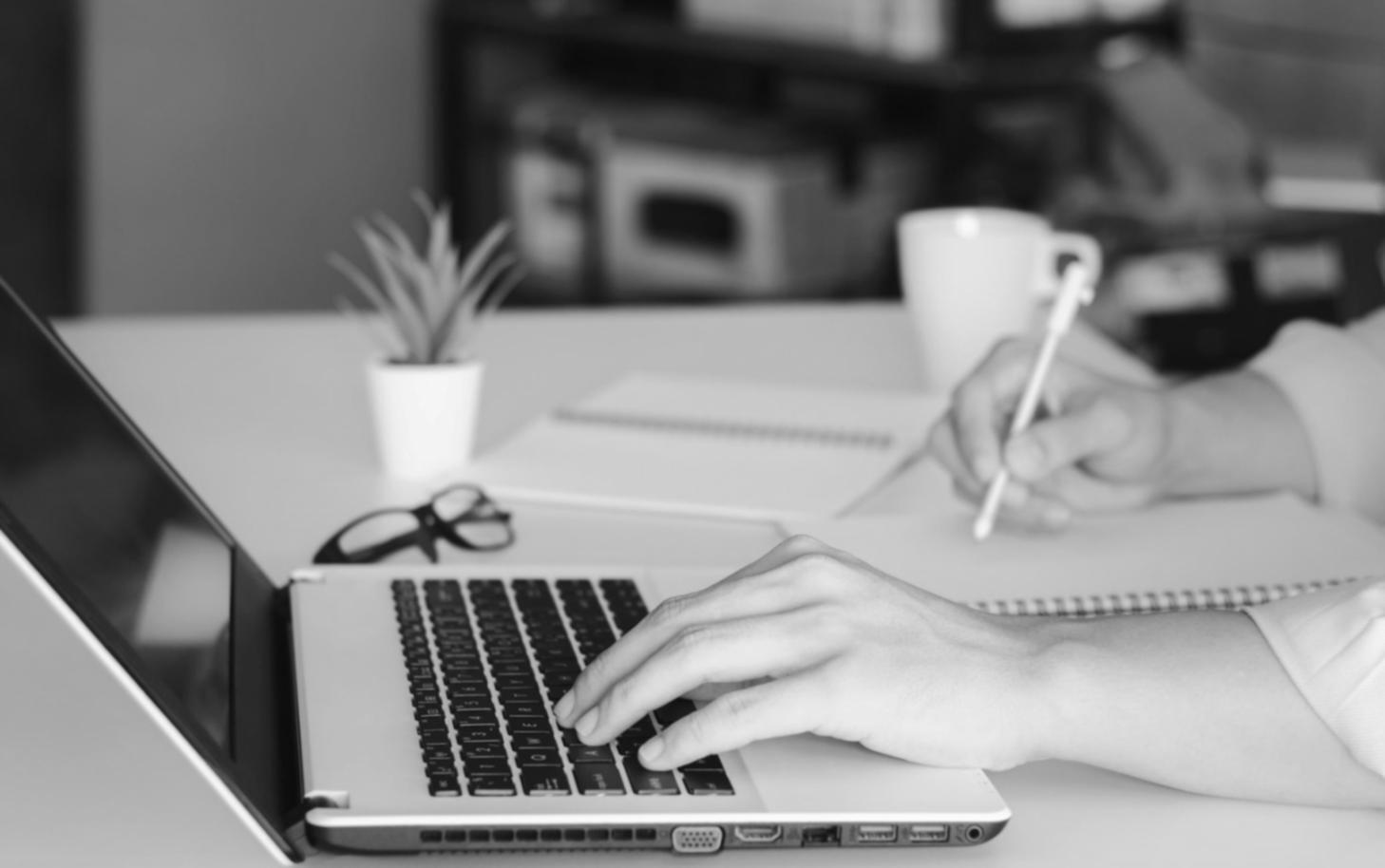 Sesión de trabajo en equipo analizando proyectos